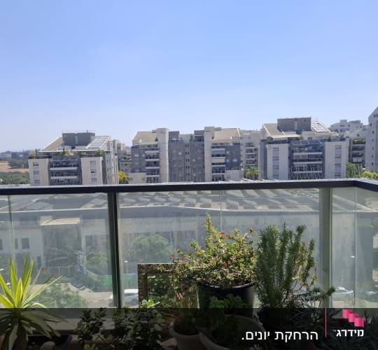 נוף עירוני עם מרפסת וצמחייה